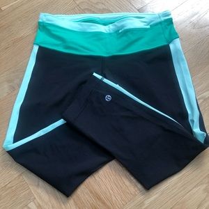 Lululemon size 6 cropped leggings. EUC